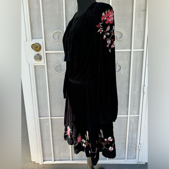 a.n.a. A New Approach Black Velvet Mini Dress Embroidered Long Sleeve, Size L - Picture 4 of 10